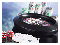 ルーレットとポーカーカードの写真